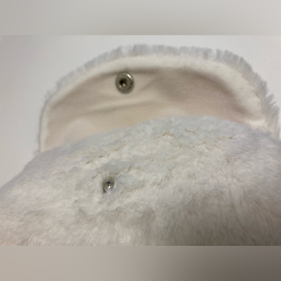 Tablet case (white soft fuzzy cover) NWT - Picture 4 of 6